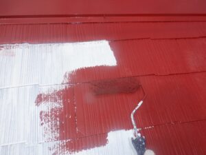 横浜市中区 屋根塗装 中塗り作業中