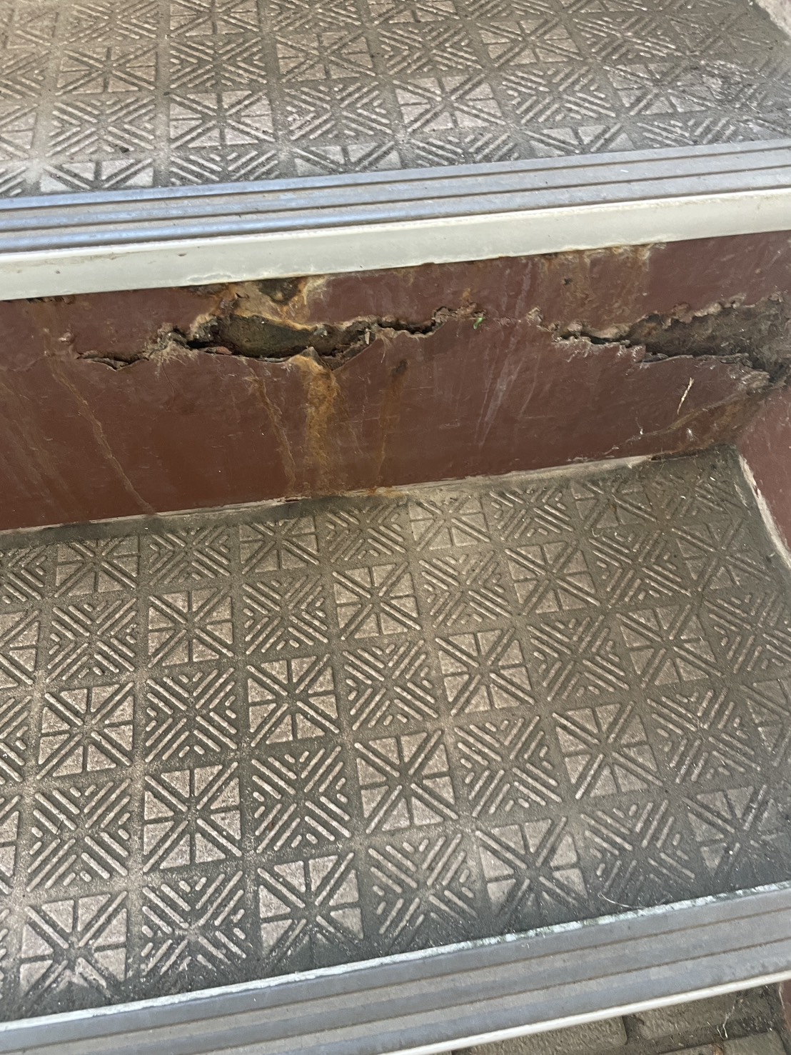 横浜市 塩害 鉄部劣化 階段蹴込み 錆・穴あき ペイントホームズ横浜店