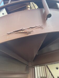 横浜市 塩害 鉄部塗膜剥離 階段裏面 錆 ペイントホームズ横浜店