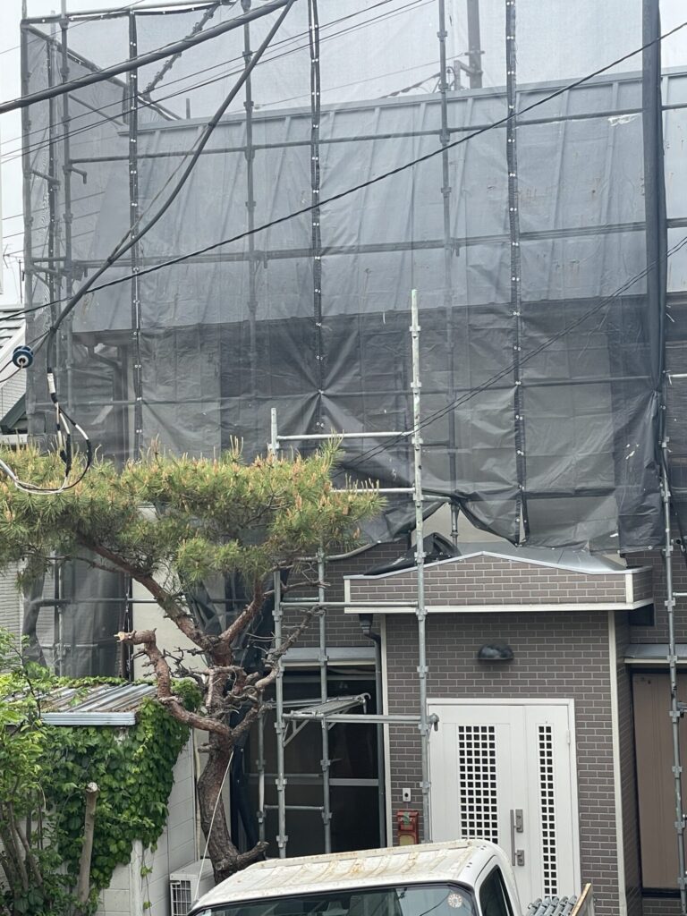 横浜市中区で外壁塗装工事が着工しました｜板金屋根と外壁の足付け作業【H様邸】