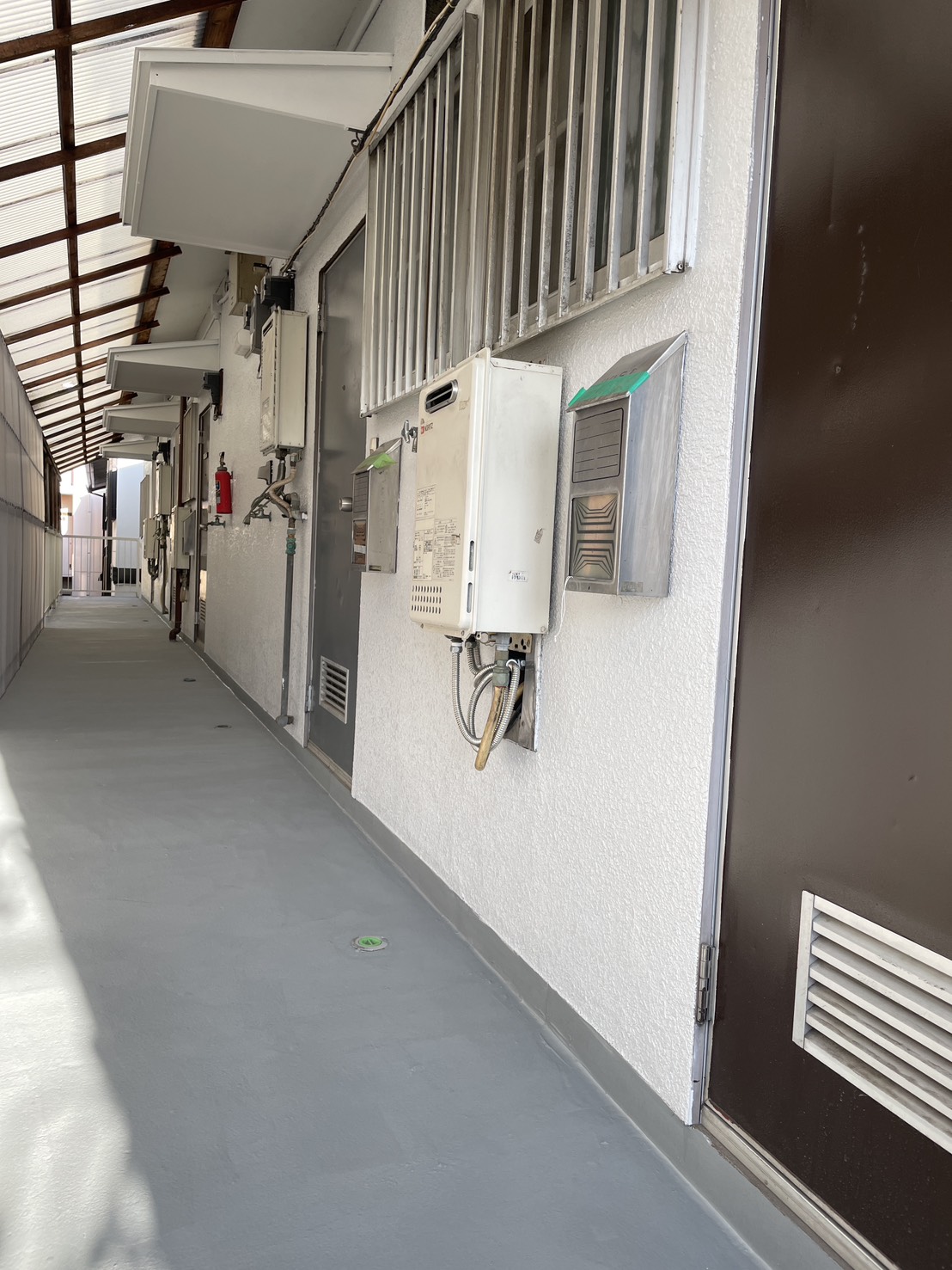 廊下中上塗り施工 ダイトップH型 横浜市防水工事