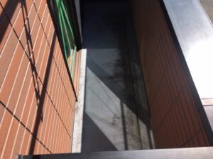 廊下防水劣化 施工前 コケ 汚れ 横浜市アパート防水工事