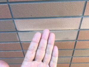 外壁チョーキング現象 手に白い粉 横浜市アパート外壁塗装