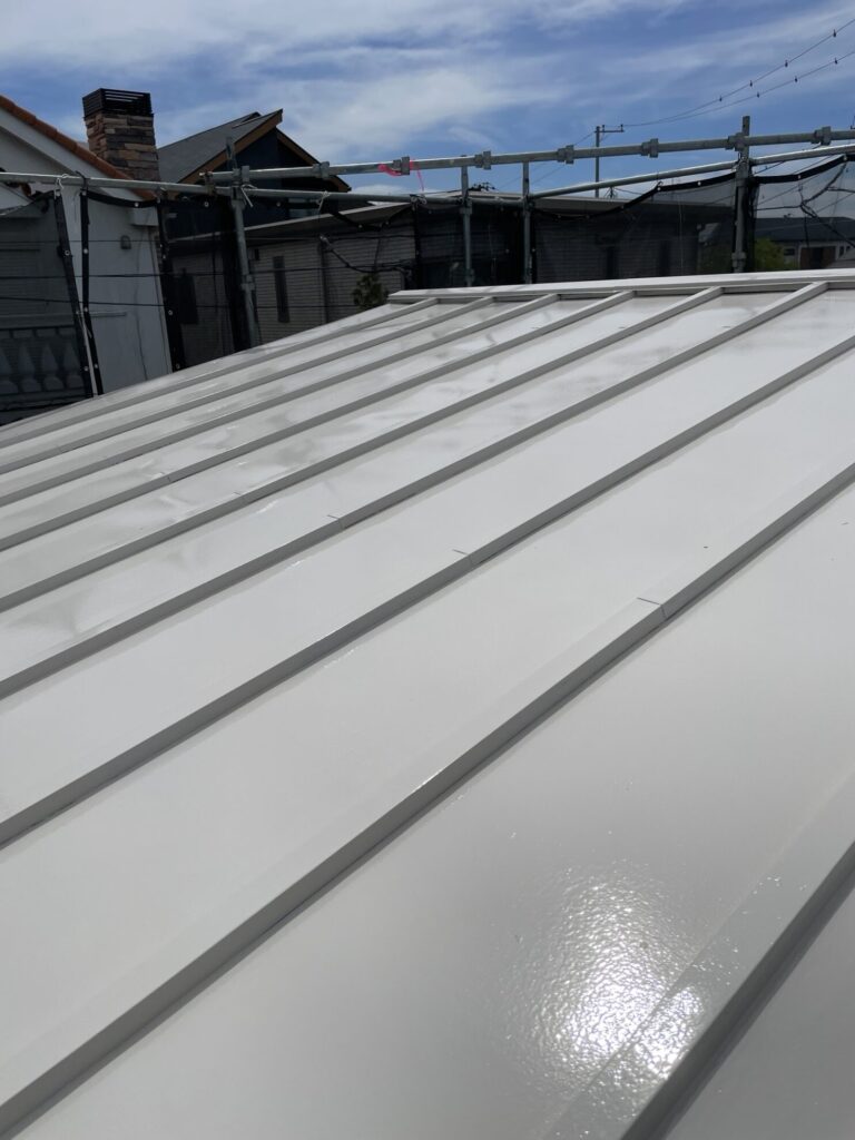 横浜市中区 H様邸 板金屋根 中塗り後 屋根塗装 瓦棒屋根 ペイントホームズ横浜店