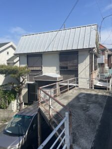 横浜市中区H様邸 外壁屋根塗装前の建物正面