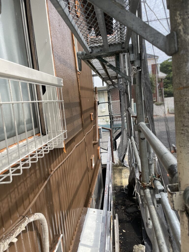 横浜市中区 H様邸 外壁塗装 上塗り完了 金属壁 ブラウン系 艶仕上げ