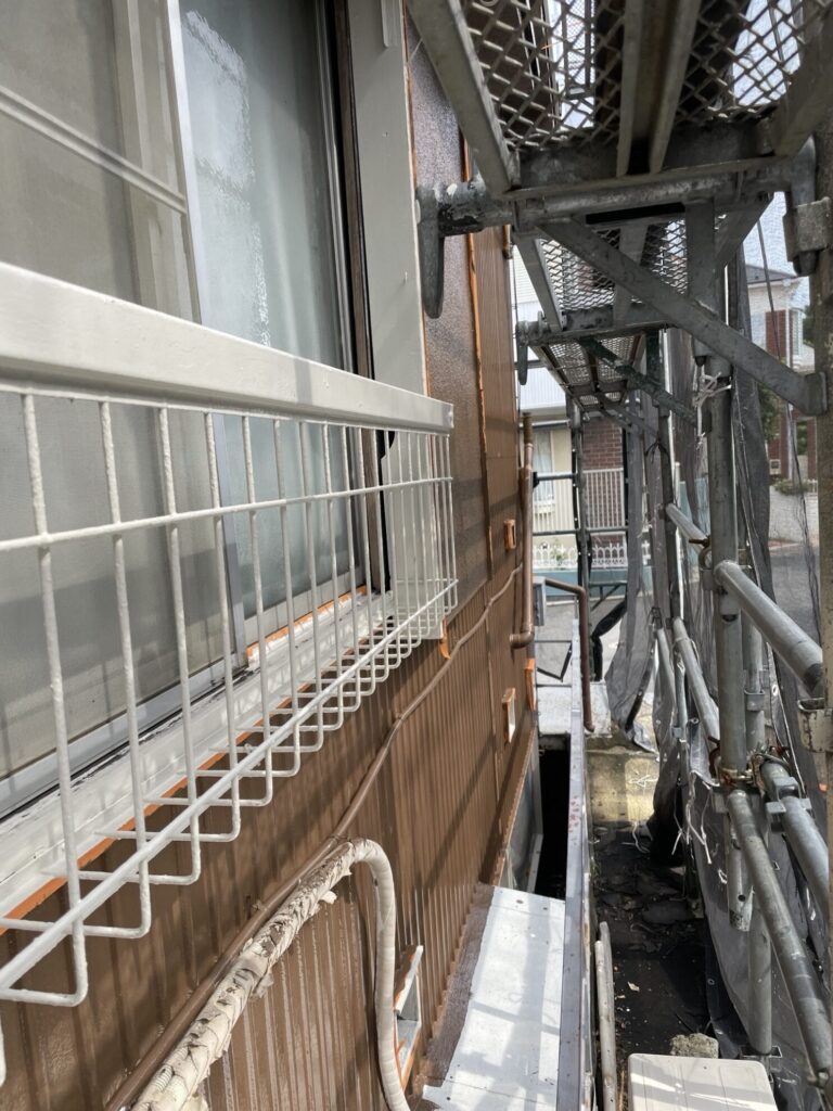 横浜市中区 H様邸 外壁塗装 上塗り完了 金属壁 足場から見た仕上がり