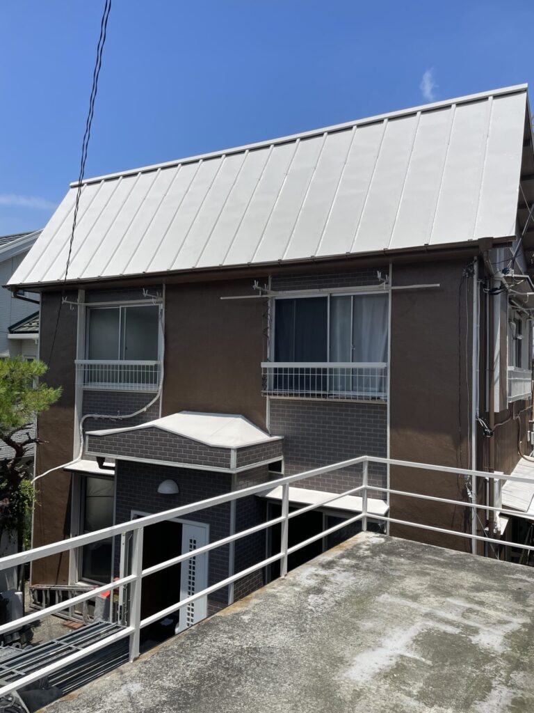 【横浜市 外壁塗装・屋根塗装】金属部分を同時に塗るときの下地処理と配色のポイント