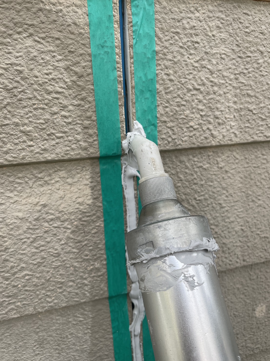 鎌倉市T様邸 コーキング材の充填作業