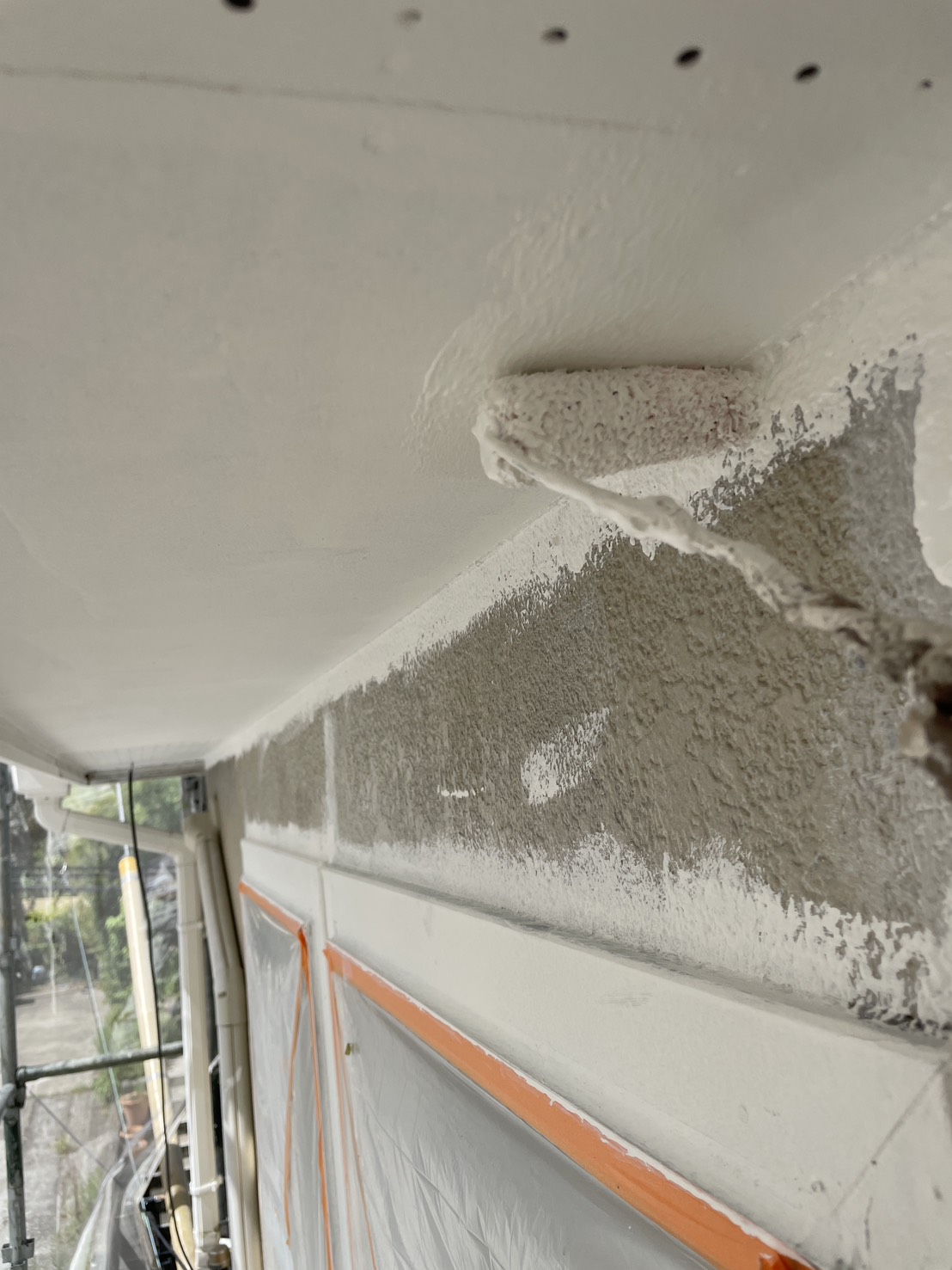 鎌倉市T様邸 軒天の中塗り作業